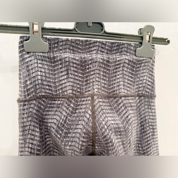 lululemon athletica Gray and White Textured Leggings - Picture 5 of 6